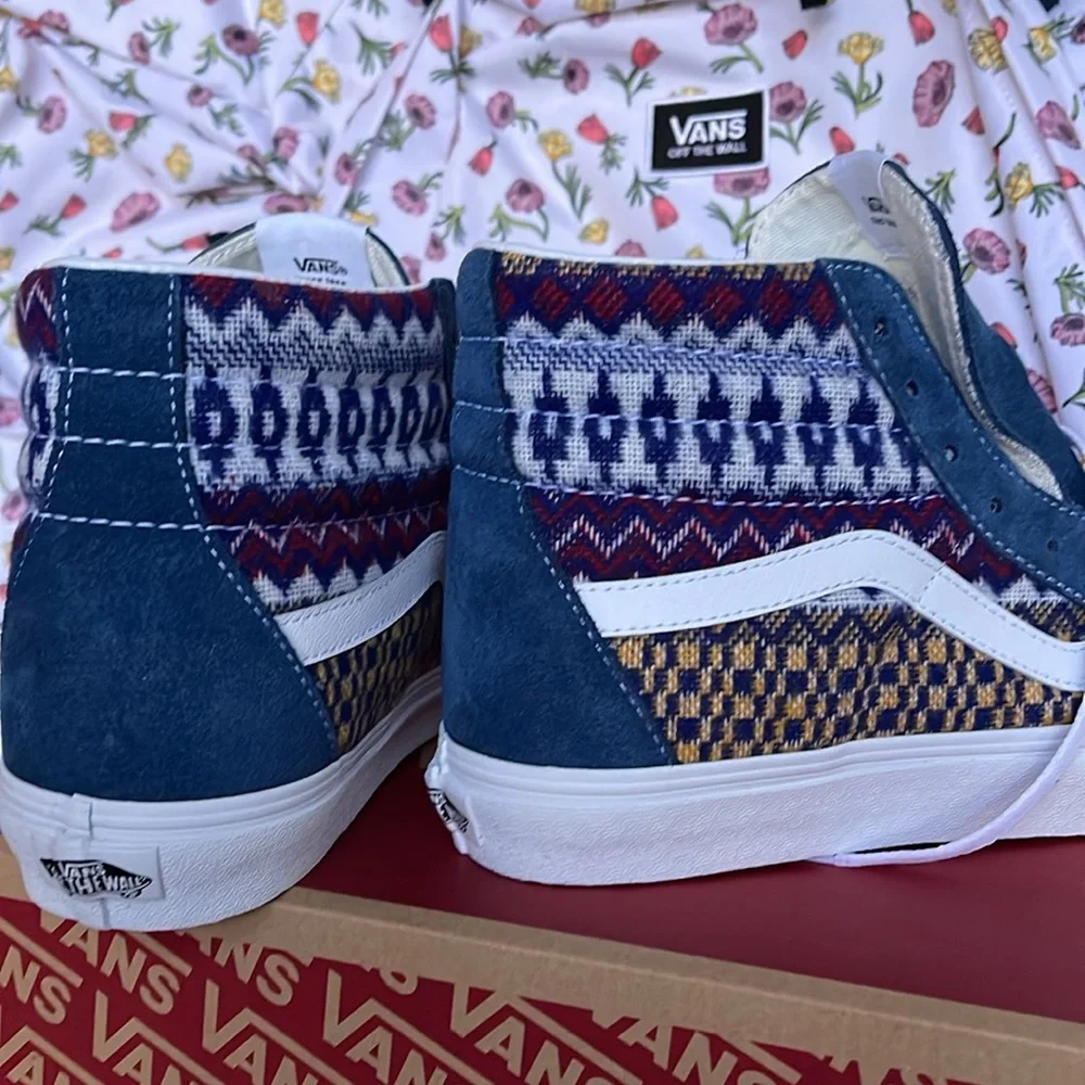Vans Men’s Sk8-Hi
Fair Isle Blue/Multi
VN0A7Q5NBER
Sneakers - Picture 15 of 16